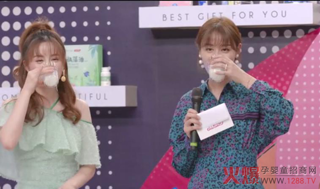 《种草吧麻麻》主持人饮用高培臻爱奶粉.jpg 《种草吧麻麻》主持人饮用高培臻爱奶粉.jpg