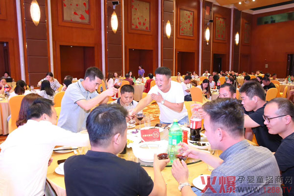 育婴氏集团海南之旅暨新品发布会晚宴图.jpg