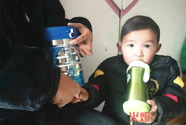 高培给走访的每户贫困家庭孩子送去爱心奶粉.jpg