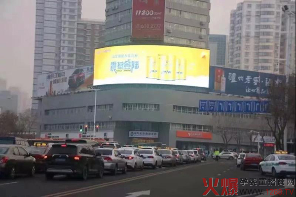 那拉乳业广告大屏亮相乌鲁木齐街头1.jpg