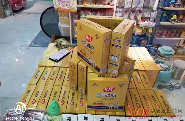俏福圣驼奶粉陈列.jpg