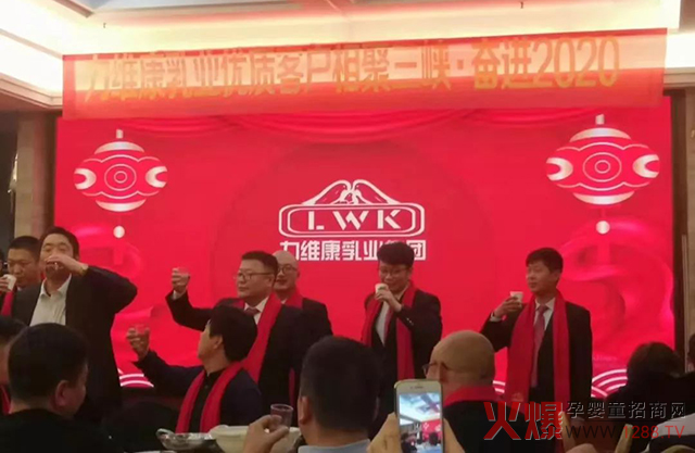 共举杯.jpg