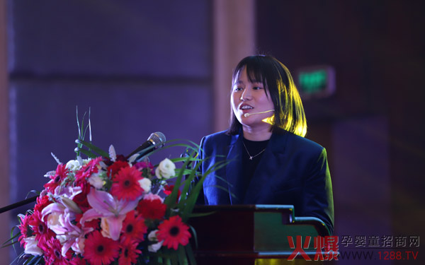 欧比佳乳业爱尔兰项目部负责人王露作2019年工作汇报.jpg