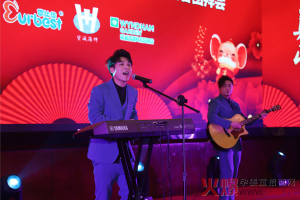乐队表演《光年之外》.jpg