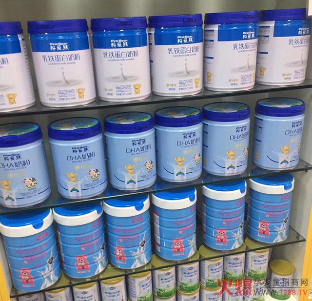粉爱熊奶粉陈列.jpg