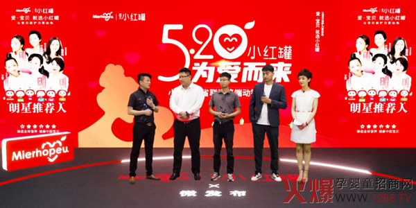 销售中心总监梁建伟先生（左一）与经销商互�.jpg