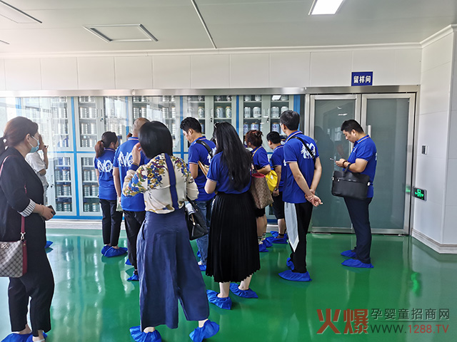 参观佑慧滋工厂留样间.jpg