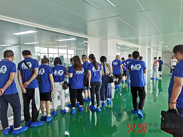 各地销售精英集结佑慧滋工厂.jpg