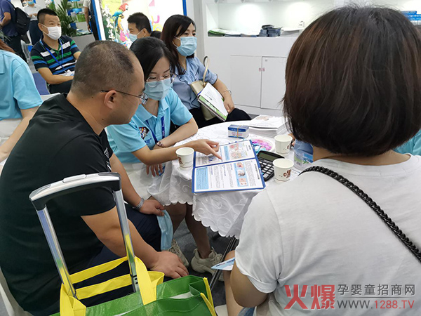 客户拎着行李箱赶往会场1.jpg