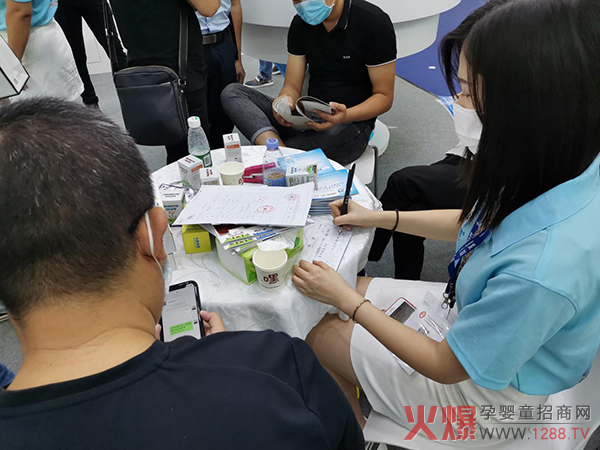 客户拎着行李箱赶往会场2.jpg
