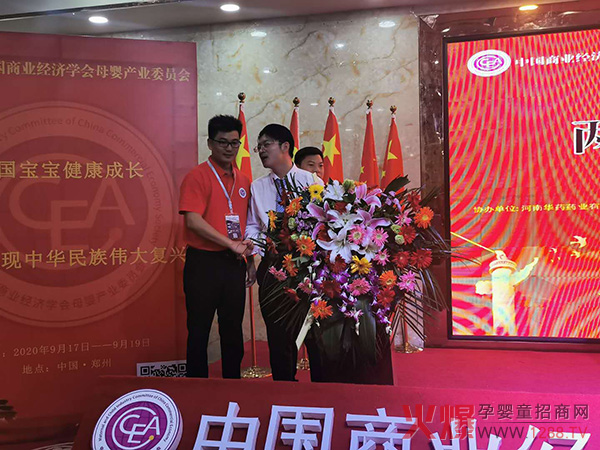 公司代表与蒋化书会长交流行业经验2.jpg