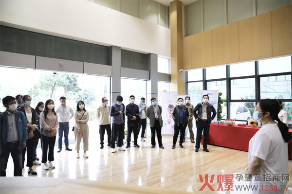 工作人员向媒体代表详细介绍工厂基�.jpg