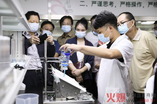 媒体代表参观生产基地研发实验�.jpg