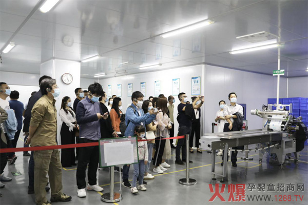 媒体代表参观口罩生产设备.jpg