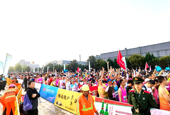雅泰朵恩酷跑团助力“杨马”激情开跑 (5).jpg