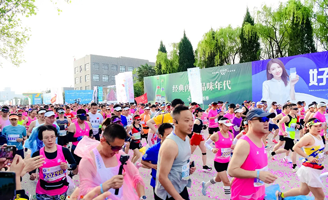 雅泰朵恩酷跑团助力“杨马”激情开跑 (8).jpg